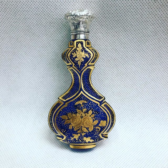 Highest quality James Giles scent bottle with 23.5k gold flower design. 18th century and very rare. For sale! #jamesgiles #rarescentbottle #rareperfumebottle #silverscentbottle #silverperfumebottle #antiquescentbottle #antiqueperfumebottle #antiquesforsale #scentbottlesforsale #perfumebottlesforsale #goldleaf #aldridgeglass #glassrepairslondon #scentbottle #perfumebottle