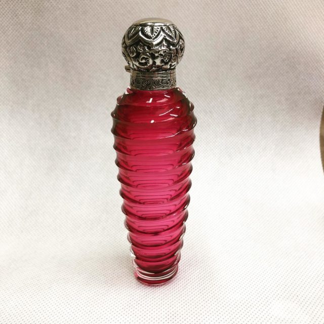 An very rare Victorian cranberry swirl scent bottle with an embossed silver mount. Ready for a new owner! Perfect condition. Message for details #antiquesforsale #scentbottle #perfumebottle #silverscentbottle #silverperfumebottle #cranberryglass #cranberryperfumebottle #cranberryscentbottle #victorianperfumebottle #victorianscentbottle #rarescentbottle #rareperfumebottle #bettysbottleboutique #glassrepairslondon #aldridgeglass